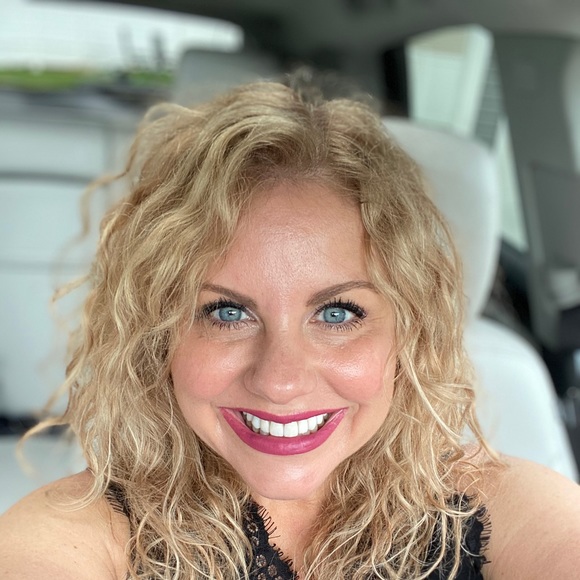 Meet your Posher, Stephanie - Picture 2 of 9